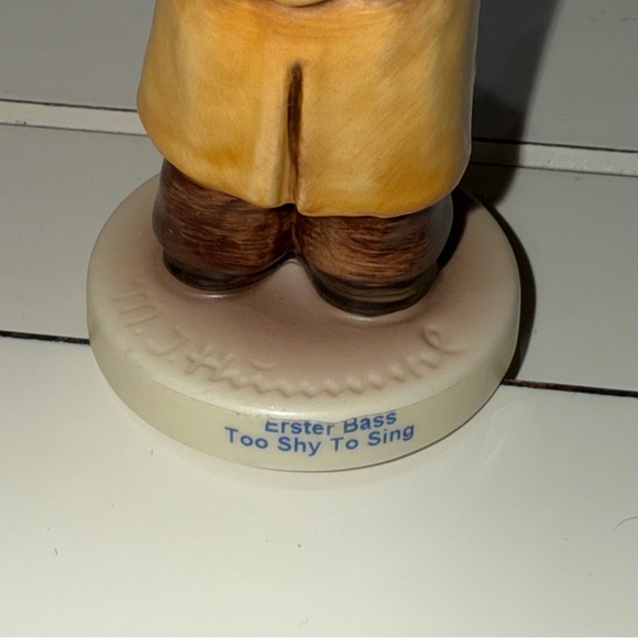 Goebel Hummel #1995 “Too shy to sing”. HUM 845. 4” in original box TMK 8 - Picture 9 of 11